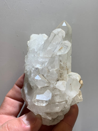 Cristal de roche (Brésil) - Druse de cristaux avec inclusions - 120 L x 90 l x 80 h mm - 421,7 grammes - Superbe pièce !