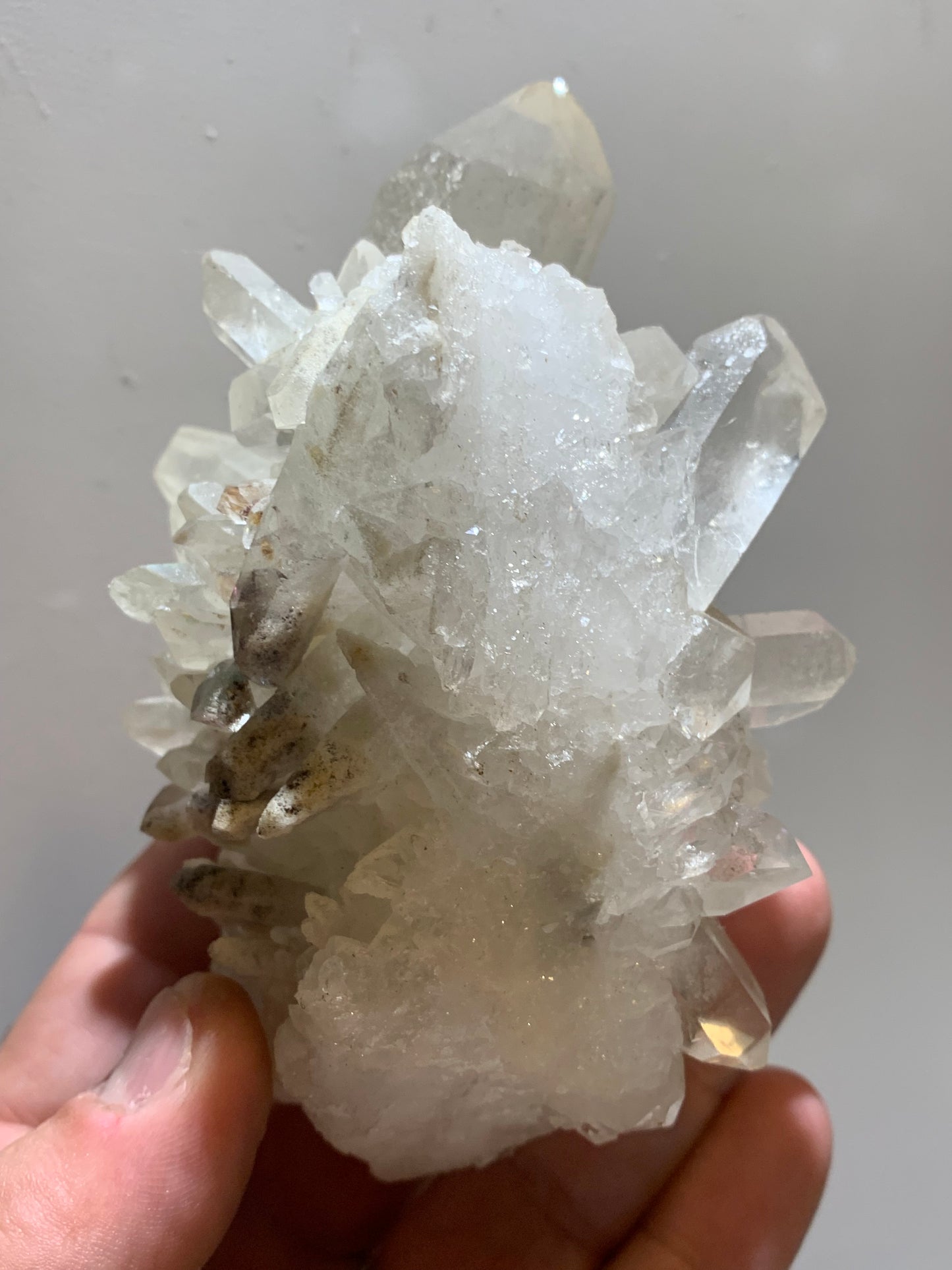Cristal de roche (Brésil) - Druse de cristaux avec inclusions - 120 L x 90 l x 80 h mm - 421,7 grammes - Superbe pièce !
