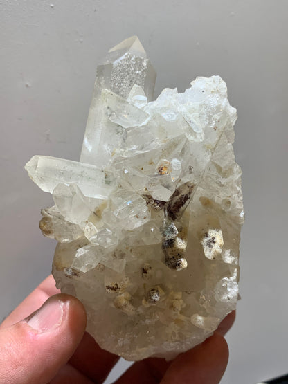 Cristal de roche (Brésil) - Druse de cristaux avec inclusions - 120 L x 90 l x 80 h mm - 421,7 grammes - Superbe pièce !