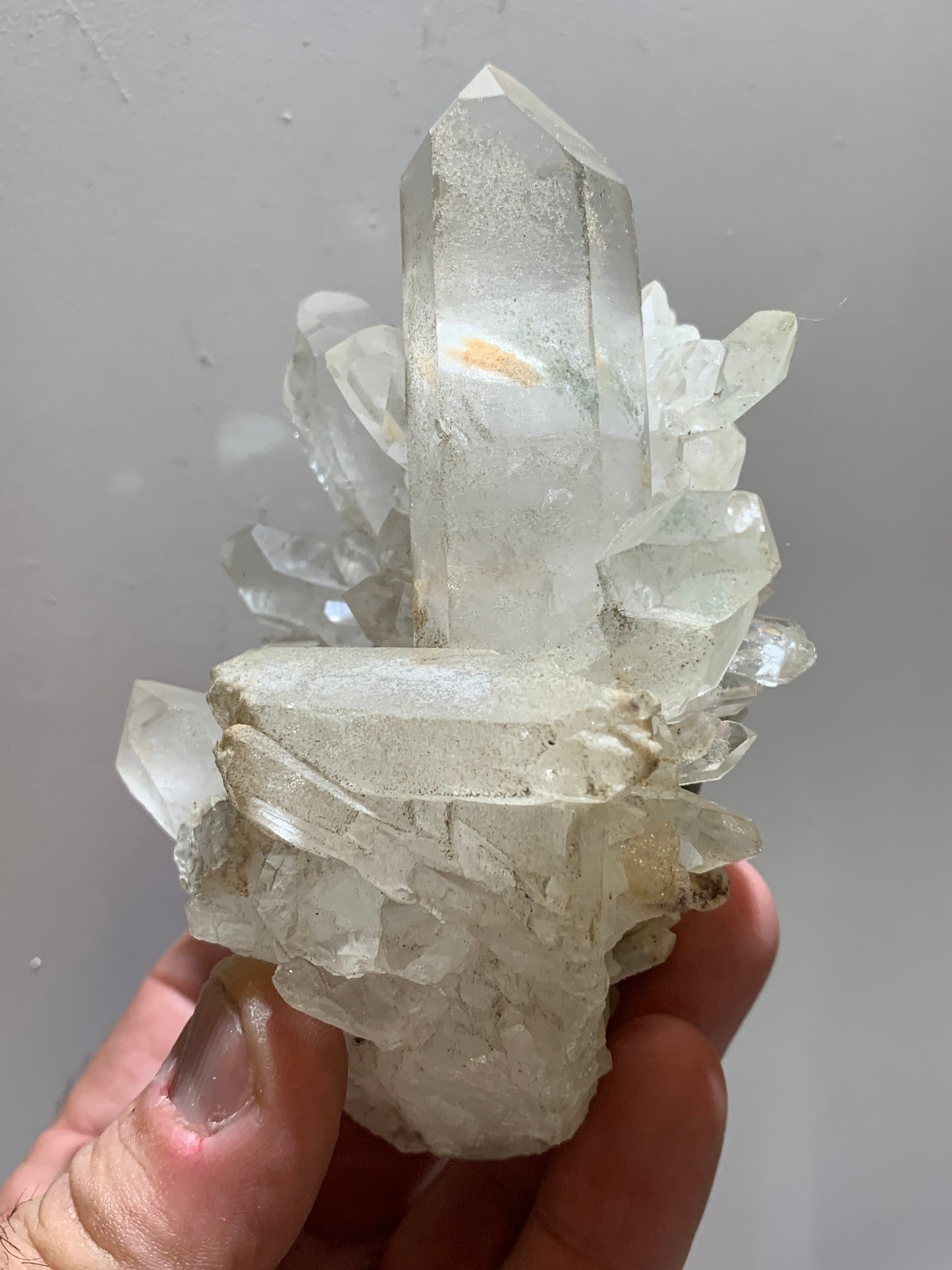 Cristal de roche (Brésil) - Druse de cristaux avec inclusions - 120 L x 90 l x 80 h mm - 421,7 grammes - Superbe pièce !