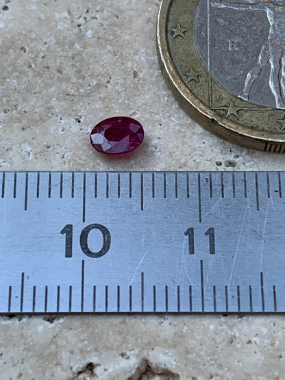 Spinelle, pierre fine taillée de 5mm x 4 x 2 - 1 carat. Parfait en bijouterie, collection ,exposition...