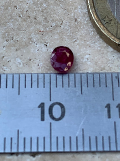 Spinelle, pierre fine taillée de 5mm x 4 x 2 - 1 carat. Parfait en bijouterie, collection ,exposition...