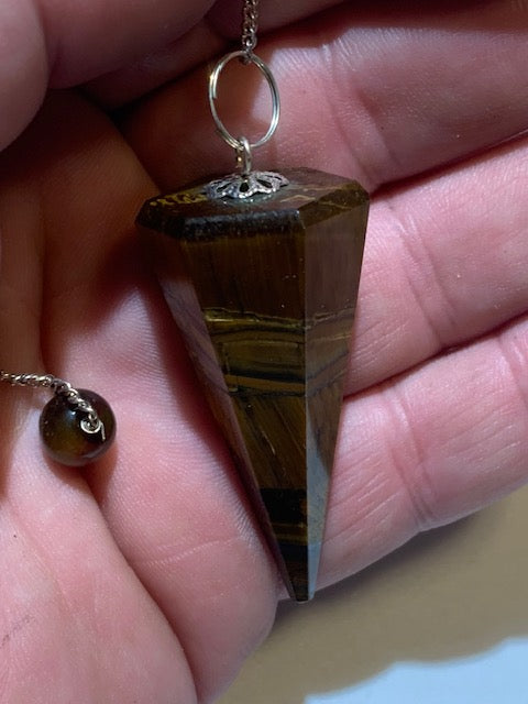 Pendule en œil de tigre, forme conique facettée. Pour la radiesthésie, adapté aux professionnels comme aux débutants, parfait !