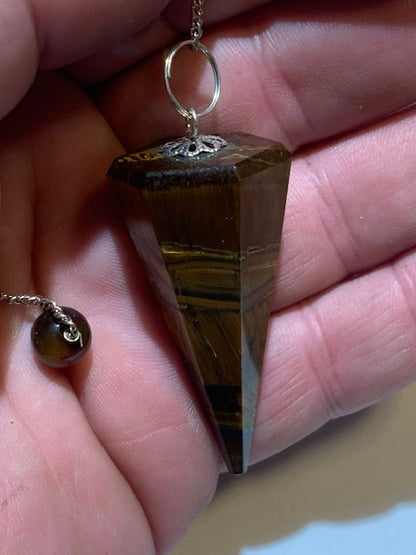 Pendule en œil de tigre, forme conique facettée. Pour la radiesthésie, adapté aux professionnels comme aux débutants, parfait !