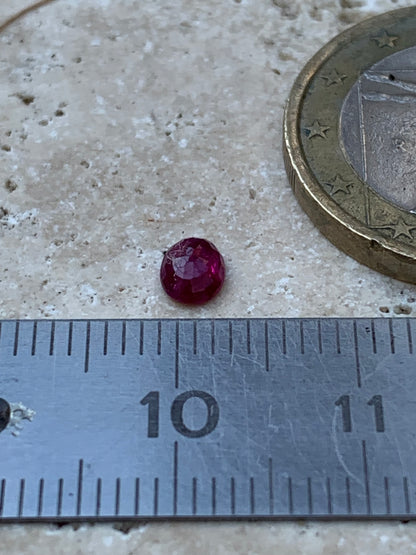 Spinelle, pierre fine taillée de 5mm x 4 x 2 - 1 carat. Parfait en bijouterie, collection ,exposition...