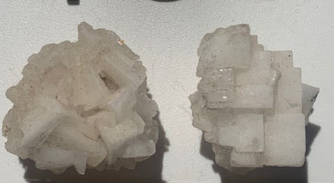 Halite, minéral naturel composé de chlorure de sodium (NaCl), plus connu sous le nom de sel gemme - 2 pièces au choix !