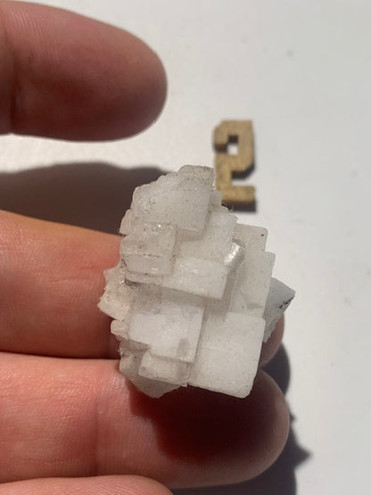 Halite, minéral naturel composé de chlorure de sodium (NaCl), plus connu sous le nom de sel gemme - 2 pièces au choix !