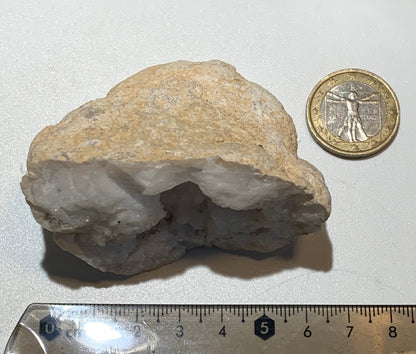 Mini géode en quartz/ Cristal de roche naturel de 7 L x 4,5 l x 4 centimètres - 95 grammes