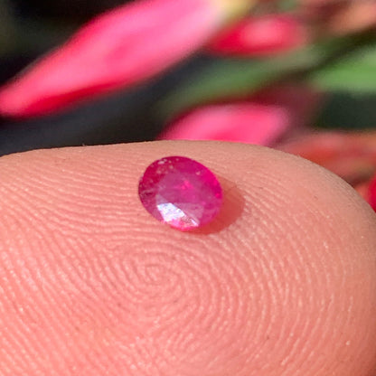 Spinelle, pierre fine taillée de 5mm x 4 x 2 - 1 carat. Parfait en bijouterie, collection ,exposition...