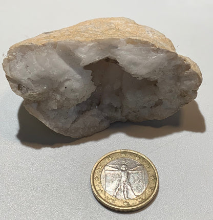 Mini géode en quartz/ Cristal de roche naturel de 7 L x 4,5 l x 4 centimètres - 95 grammes