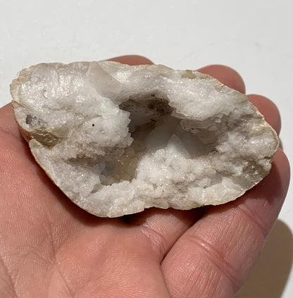 Mini géode en quartz/ Cristal de roche naturel de 7 L x 4,5 l x 4 centimètres - 95 grammes