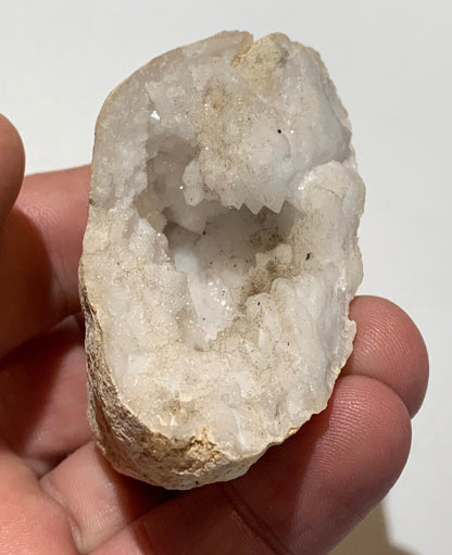 Mini géode en quartz/ Cristal de roche naturel de 7 L x 4,5 l x 4 centimètres - 95 grammes