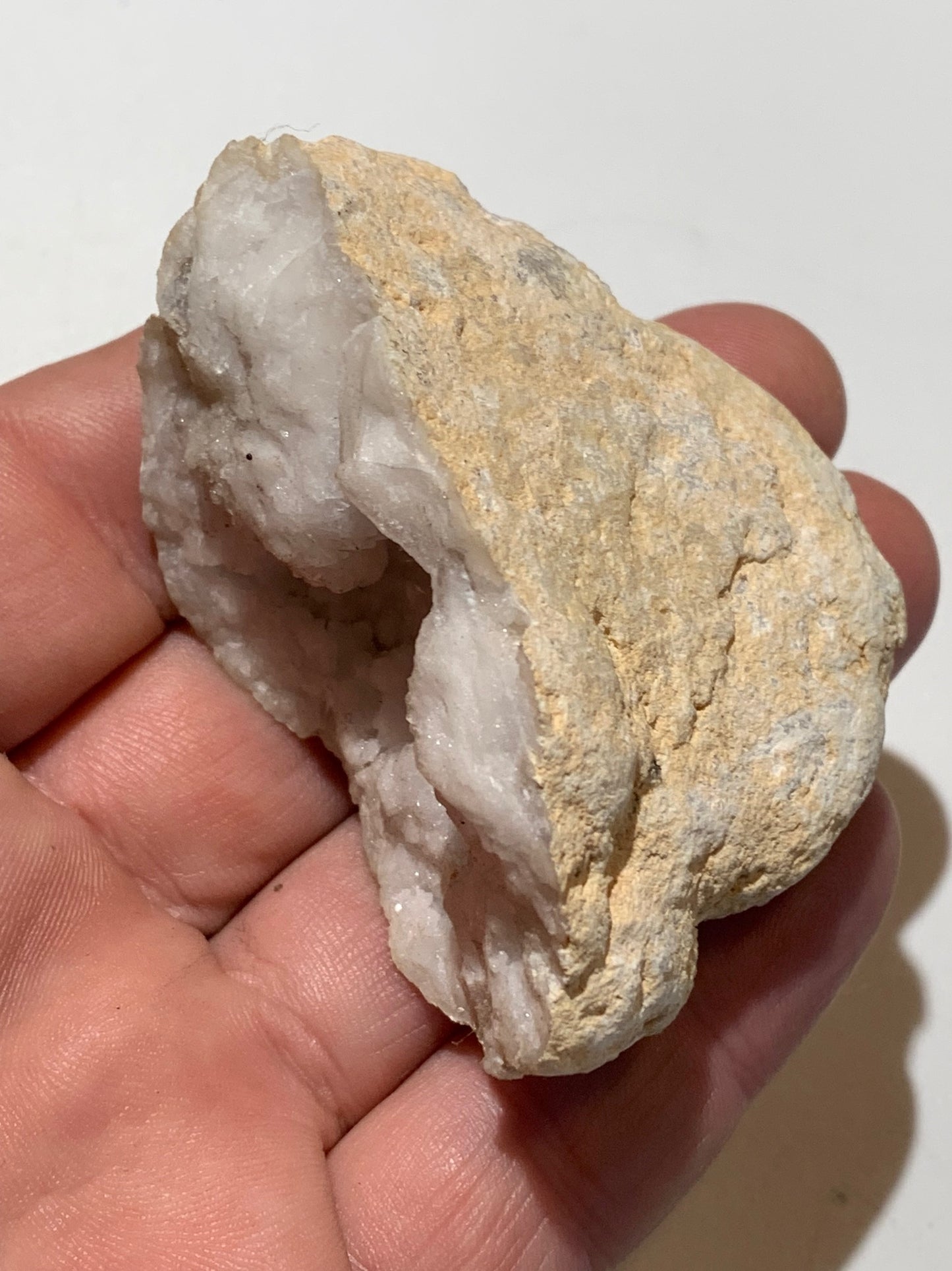 Mini géode en quartz/ Cristal de roche naturel de 7 L x 4,5 l x 4 centimètres - 95 grammes