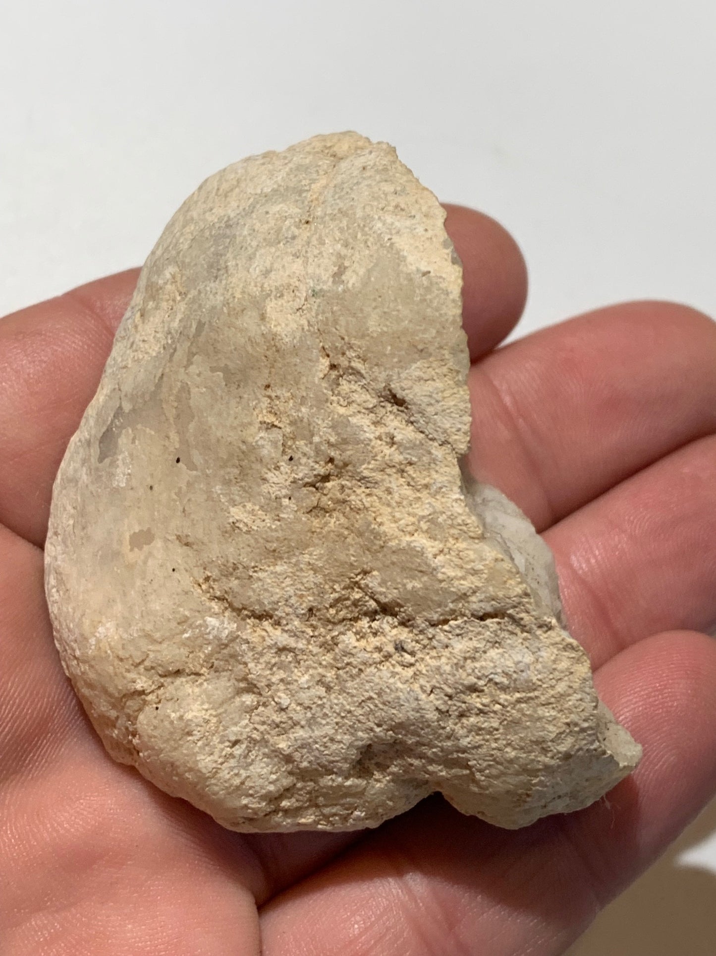 Mini géode en quartz/ Cristal de roche naturel de 7 L x 4,5 l x 4 centimètres - 95 grammes