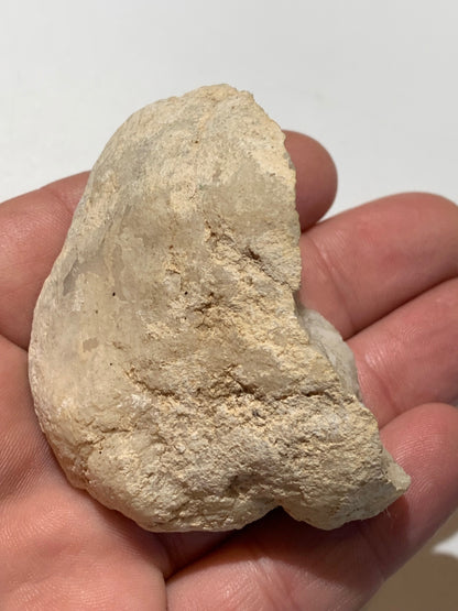 Mini géode en quartz/ Cristal de roche naturel de 7 L x 4,5 l x 4 centimètres - 95 grammes