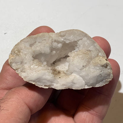 Mini géode en quartz/ Cristal de roche naturel de 7 L x 4,5 l x 4 centimètres - 95 grammes