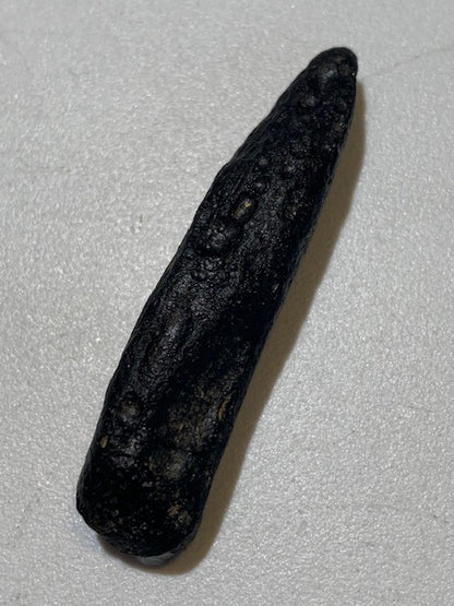 Tectite du Vietnam - 48 mm x 12 x 9 - 6,8 gr. - Famille des Météorites