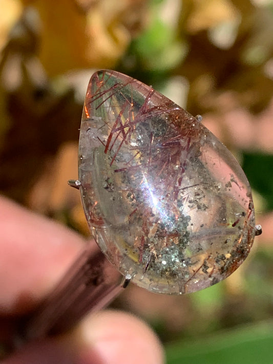 Cristal de roche 'Lodolite', cabochon de 22mm x16 x 7 - 15 carats. Parfait en bijouterie, collection ,exposition, etc