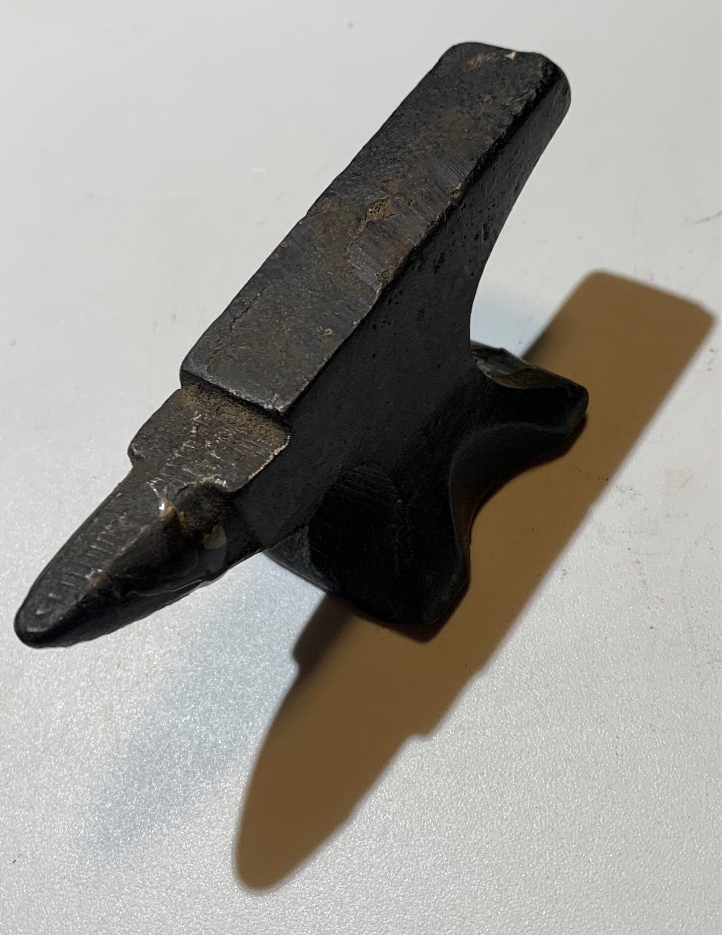 Enclume ancienne de bijoutier, faite en fonte – 10 cm × 4 x 3,5 cm – 323 grammes