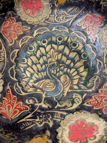 Coupelle de bijoutier avec gravure d'un paon et de motifs floraux peints à la main, fait en laiton – 10 cm × 3 cm – 84 grammes