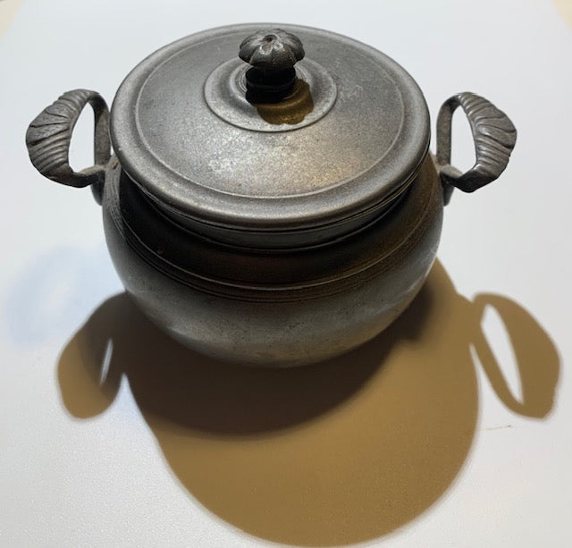 Petit pot ancien avec couvercle en étain, usage domestique ou apothicaire – 14 cm × 10 x 10 cm – 163,5 grammes