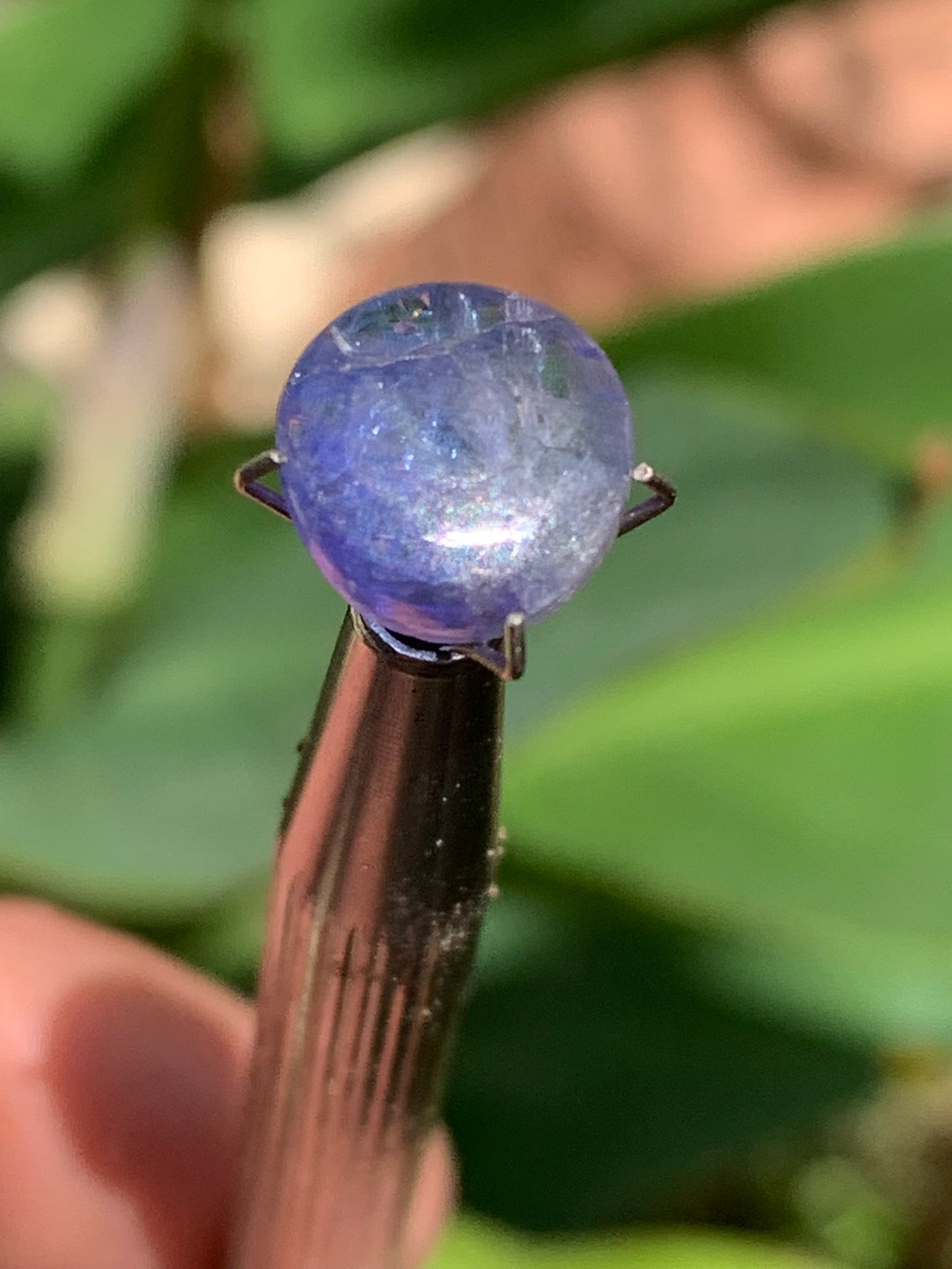 Cyanite disthène, cabochon de 10mm de diamètre x 5 - 4,5 carats. Parfait en bijouterie, collection, exposition...