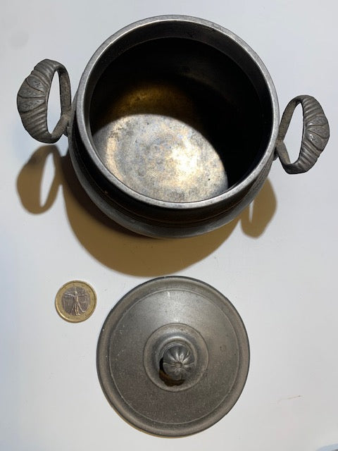 Petit pot ancien avec couvercle en étain, usage domestique ou apothicaire – 14 cm × 10 x 10 cm – 163,5 grammes