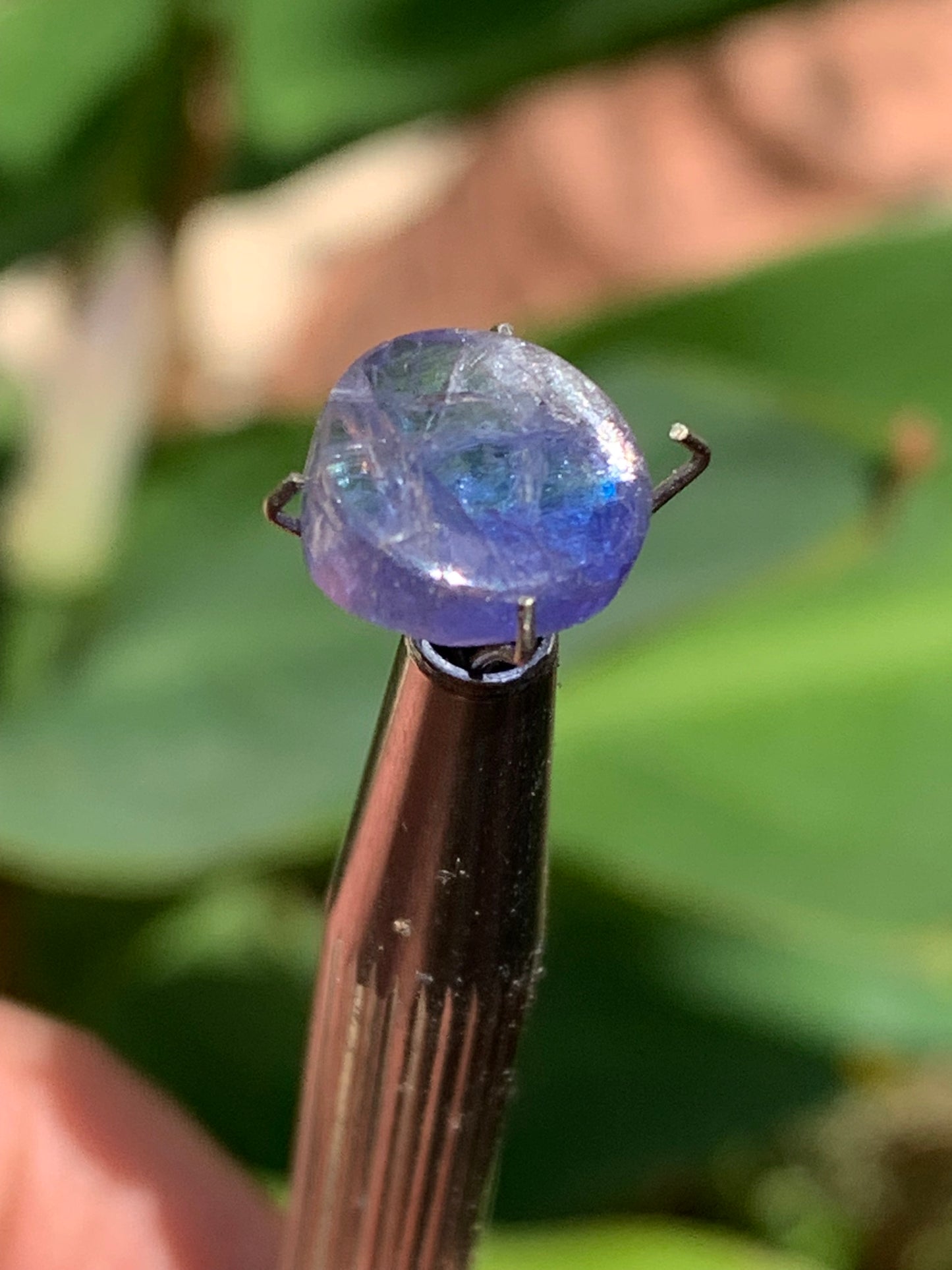 Cyanite disthène, cabochon de 10mm de diamètre x 5 - 4,5 carats. Parfait en bijouterie, collection, exposition...