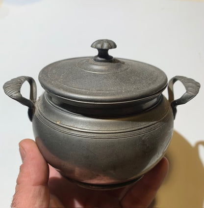 Petit pot ancien avec couvercle en étain, usage domestique ou apothicaire – 14 cm × 10 x 10 cm – 163,5 grammes