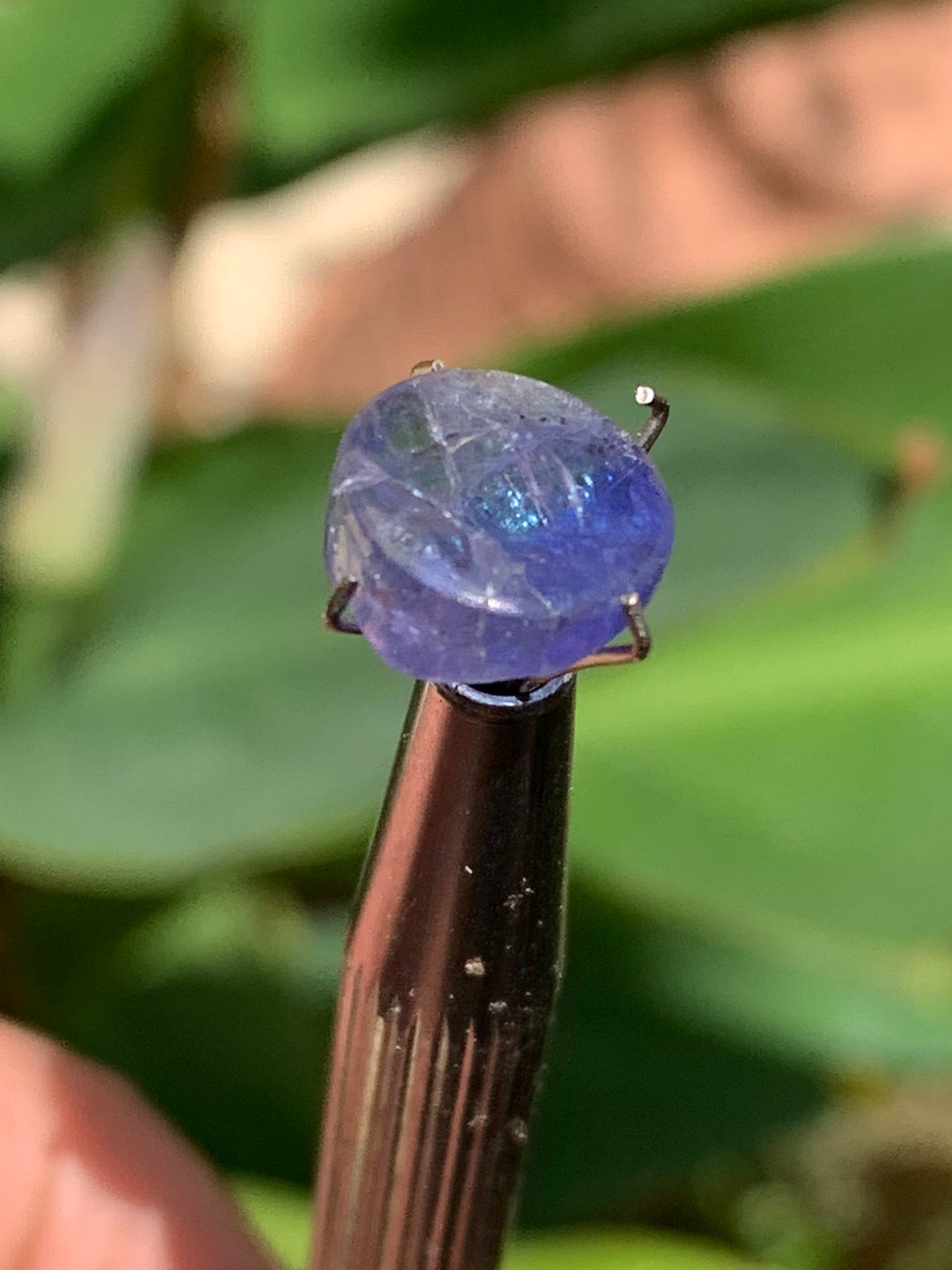 Cyanite disthène, cabochon de 10mm de diamètre x 5 - 4,5 carats. Parfait en bijouterie, collection, exposition...
