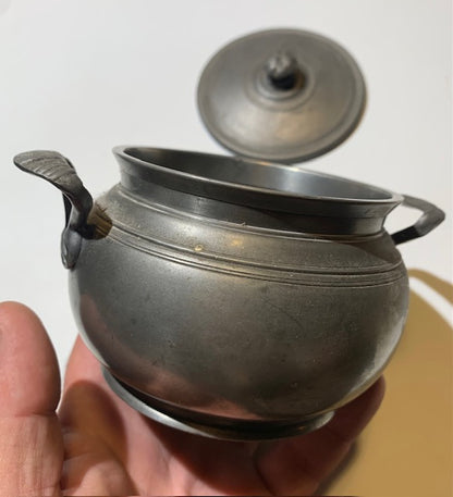 Petit pot ancien avec couvercle en étain, usage domestique ou apothicaire – 14 cm × 10 x 10 cm – 163,5 grammes