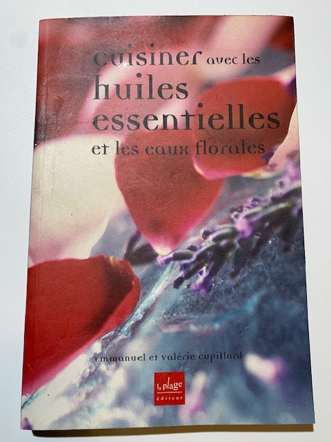 Livre relié : Cuisiner avec les huiles essentielles par Emmanuel et Valérie Cupillard | Chez les Editions La Plage