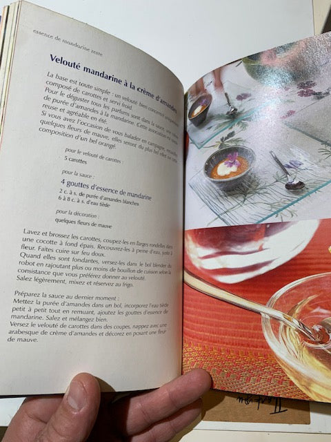 Livre relié : Cuisiner avec les huiles essentielles par Emmanuel et Valérie Cupillard | Chez les Editions La Plage