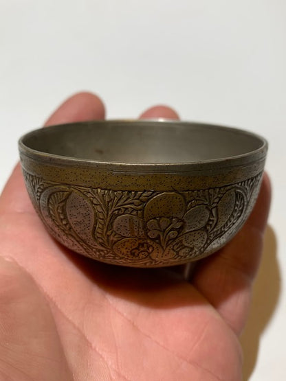 Petit bol ancien en Argent massif avec gravures – 7,2 cm × 3,5 cm – 109,5 grammes