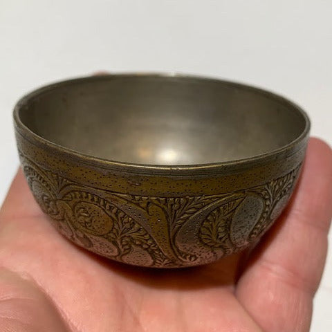 Petit bol ancien en Argent massif avec gravures – 7,2 cm × 3,5 cm – 109,5 grammes