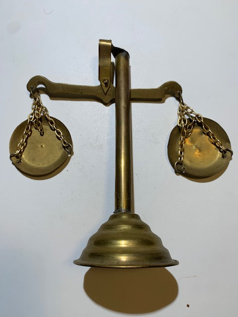 Balance de bijoutier ancienne en laiton – 18 x 18 x 6,5 cm – 192 grammes