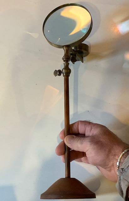 Bougeoir/ loupe réglable de 39 à 55 cm de haut - Fait en métal - 39x 10 cm - 732 gr.