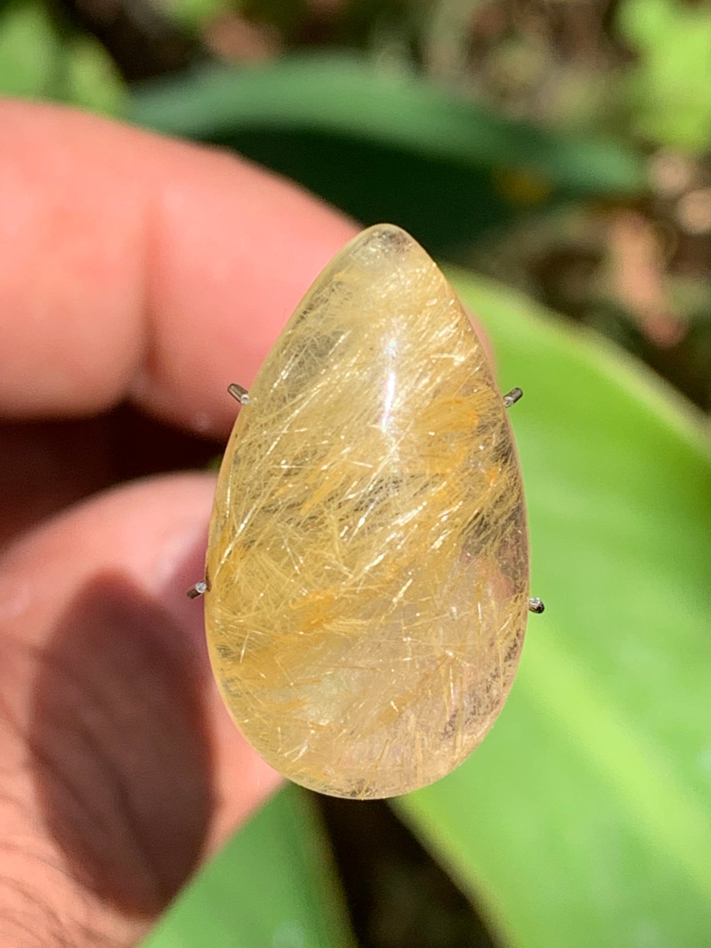 Cristal de roche/ quartz à rutiles dorés, cabochon de 25mm x15 x6 - 15,5 carats. Parfait en bijouterie, collection ,exposition...