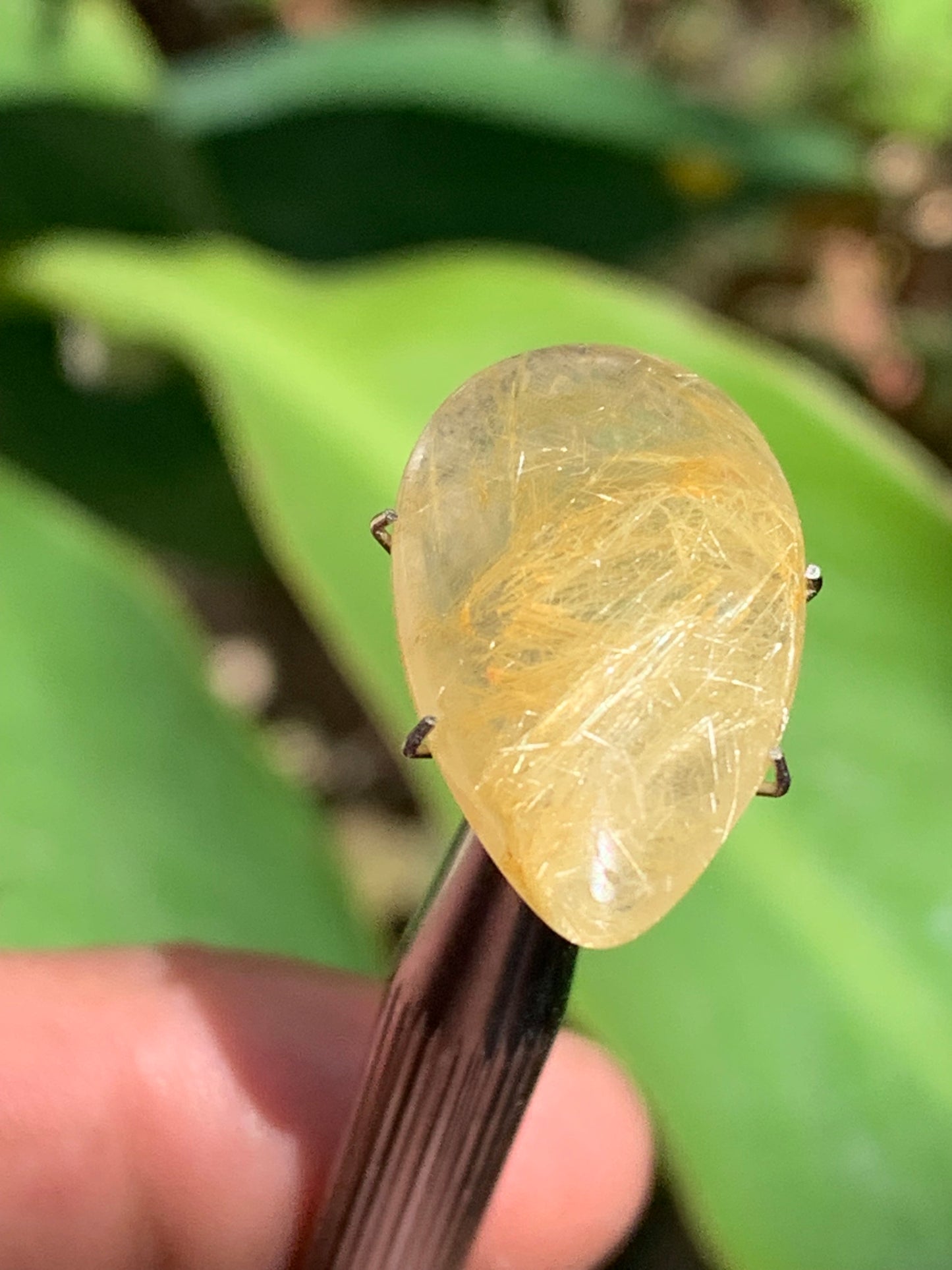 Cristal de roche/ quartz à rutiles dorés, cabochon de 25mm x15 x6 - 15,5 carats. Parfait en bijouterie, collection ,exposition...