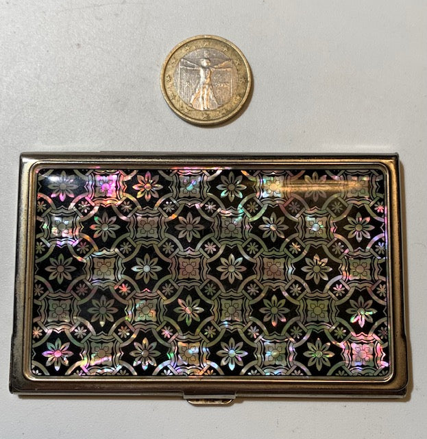 Porte-cartes en métal, orné d’un dessus en nacre, mesurant 9 × 6 × 0,7 cm pour un poids de 59 g.
