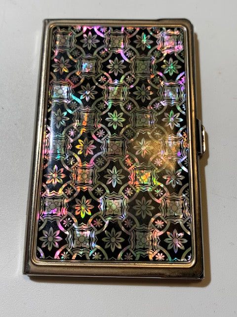 Porte-cartes en métal, orné d’un dessus en nacre, mesurant 9 × 6 × 0,7 cm pour un poids de 59 g.