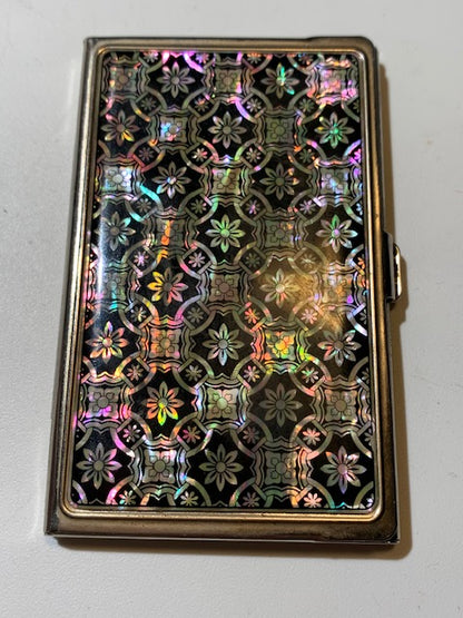 Porte-cartes en métal, orné d’un dessus en nacre, mesurant 9 × 6 × 0,7 cm pour un poids de 59 g.