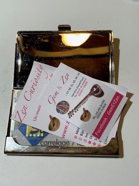 Porte-cartes en métal, orné d’un dessus en nacre, mesurant 9 × 6 × 0,7 cm pour un poids de 59 g.