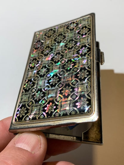 Porte-cartes en métal, orné d’un dessus en nacre, mesurant 9 × 6 × 0,7 cm pour un poids de 59 g.