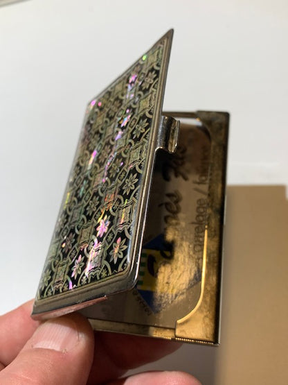 Porte-cartes en métal, orné d’un dessus en nacre, mesurant 9 × 6 × 0,7 cm pour un poids de 59 g.