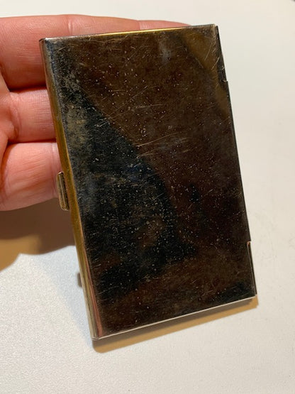 Porte-cartes en métal, orné d’un dessus en nacre, mesurant 9 × 6 × 0,7 cm pour un poids de 59 g.