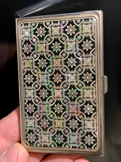 Porte-cartes en métal, orné d’un dessus en nacre, mesurant 9 × 6 × 0,7 cm pour un poids de 59 g.