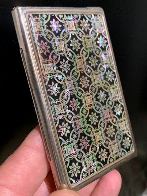 Porte-cartes en métal, orné d’un dessus en nacre, mesurant 9 × 6 × 0,7 cm pour un poids de 59 g.