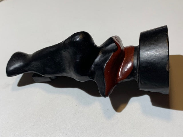 Porte-lunettes design en métal de couleur noir, mesurant 13 × 5,5 × 5 cm pour un poids de 340 g.