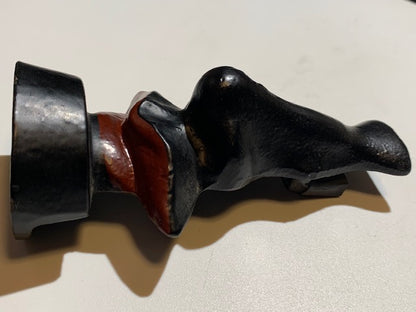 Porte-lunettes design en métal de couleur noir, mesurant 13 × 5,5 × 5 cm pour un poids de 340 g.